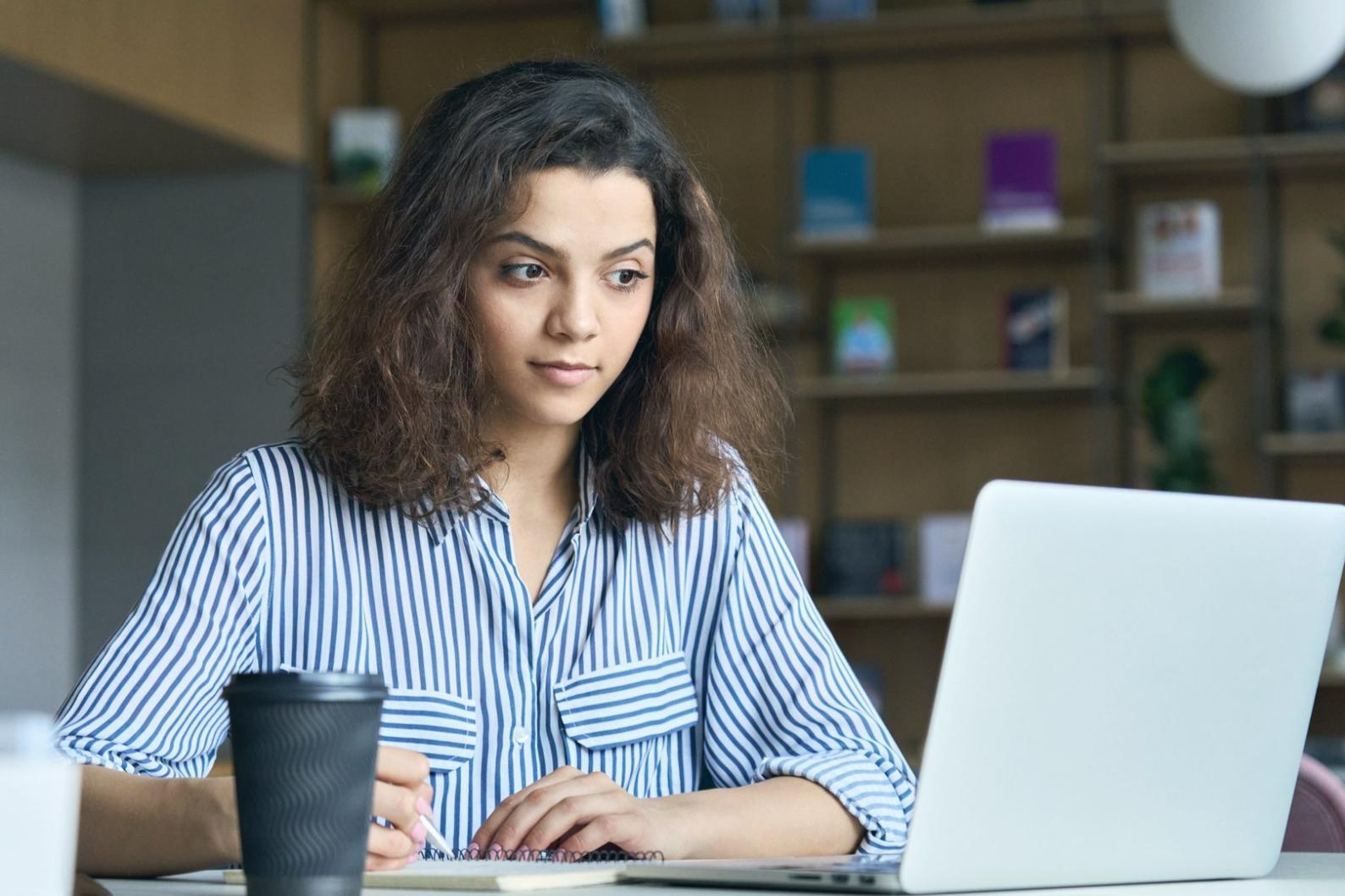 Teilnehmer während einer Workshop-Sitzung im Poliravexion-Lernraum
